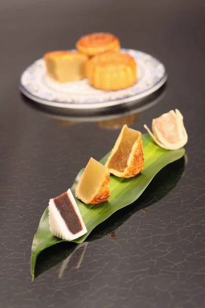 Variante Von Geschnittenen Mondkuchen Auf Einem Blatt — Stockfoto