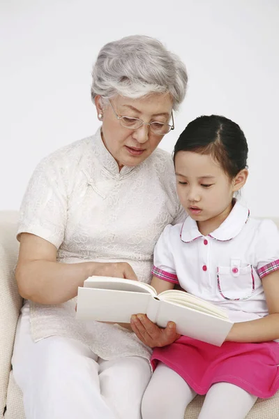 Senior Mulher Menina Lendo Juntos — Fotografia de Stock