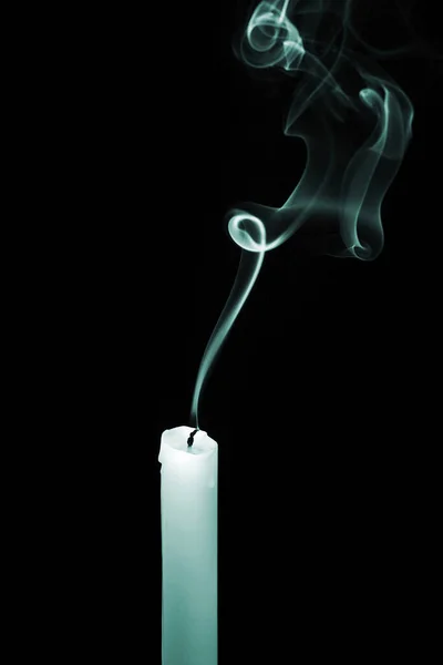 Дым Поднимается Погасшей Свечи — стоковое фото