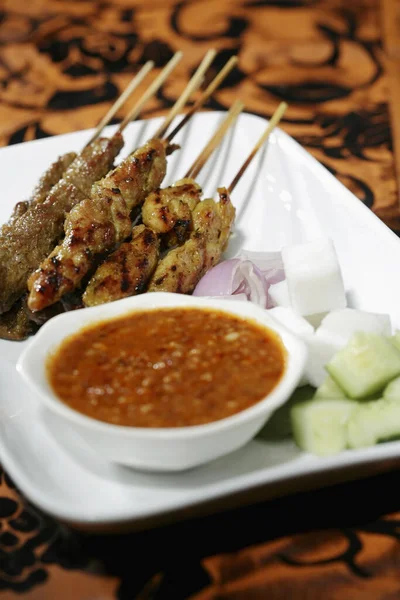 Sate Dengan Saus Kacang Dan Irisan Bawang Dan Mentimun — Stok Foto