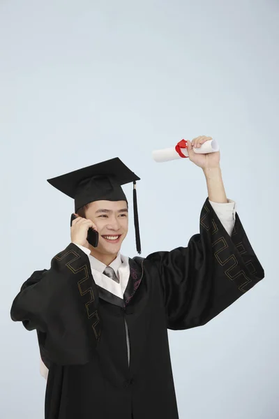 Homme Mortier Robe Remise Des Diplômes Célébrant Tout Parlant Téléphone — Photo