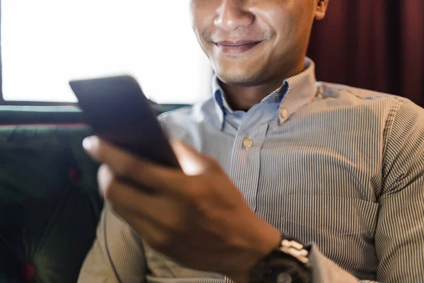 Man Använder Mobiltelefon Soffa — Stockfoto