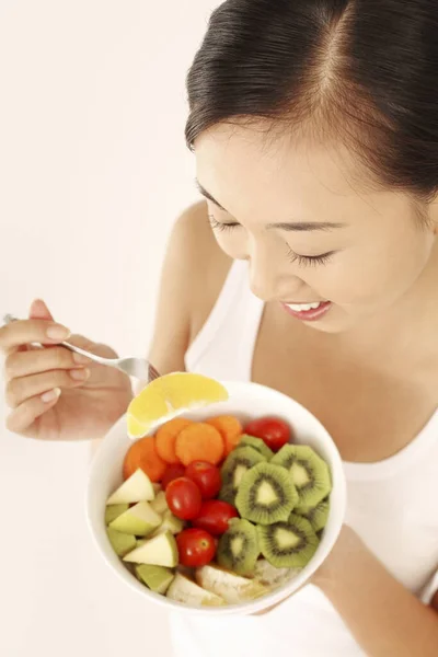 Mujer Disfrutando Una Ensalada Frutas Verduras — Foto de Stock