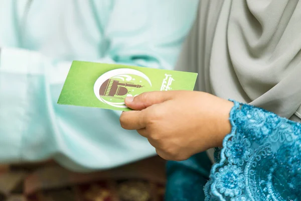 Starsza Muzułmanka Trzymająca Zieloną Kopertę Podczas Eid Fitr — Zdjęcie stockowe