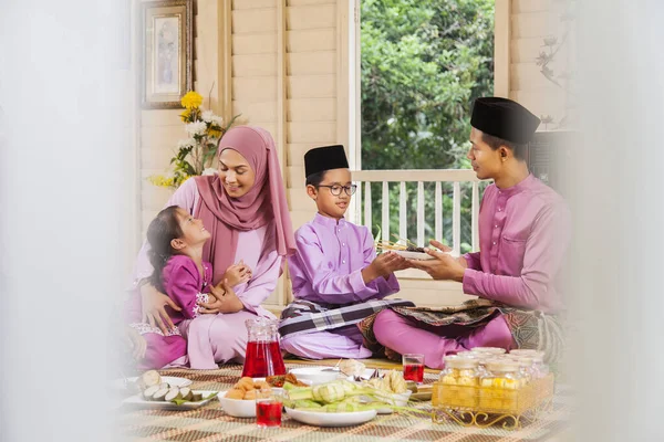 Fiesta Familia Musulmana Durante Celebración Del Eid —  Fotos de Stock