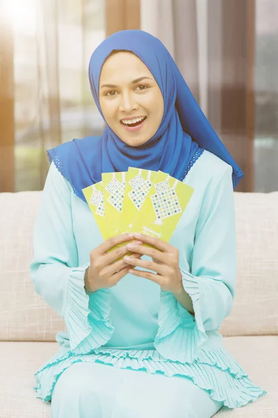 Mulher Muçulmana Segurando Envelopes Verdes — Fotografia de Stock