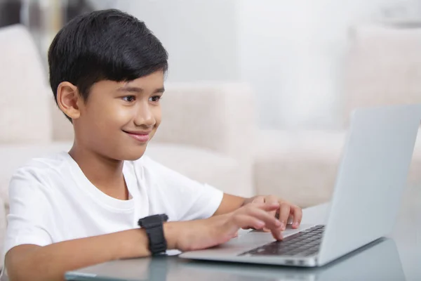 Menino Sorrindo Para Sua Tela Laptop — Fotografia de Stock