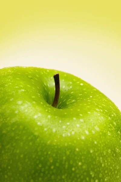 Крупним Планом Зелене Яблуко Краплями Води — стокове фото