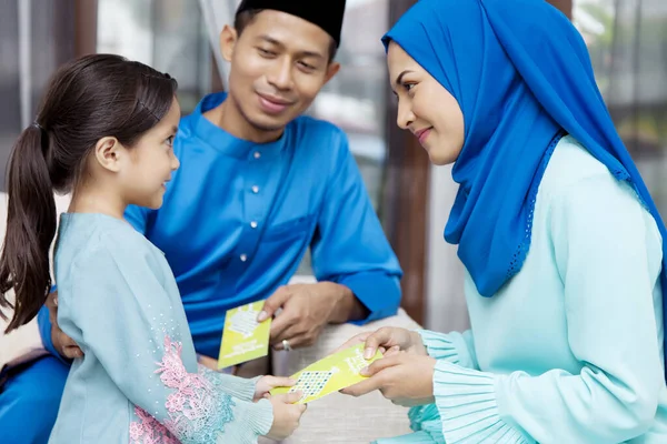 Mujer Musulmana Que Recibe Sobres Verdes Sus Padres Durante Eid —  Fotos de Stock