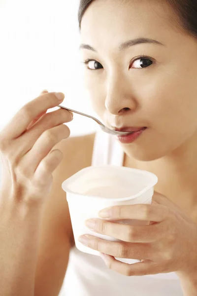 Mujer Comiendo Yogur Fondo Blanco —  Fotos de Stock