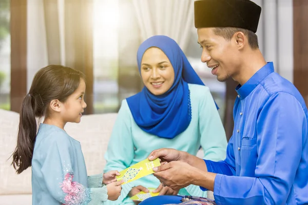 Menina Muçulmana Recebendo Envelopes Verdes Pais Durante Eid Fitr — Fotografia de Stock