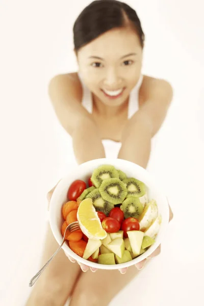 Elinde Meyve Sebze Salatası Tutan Bir Kadın — Stok fotoğraf