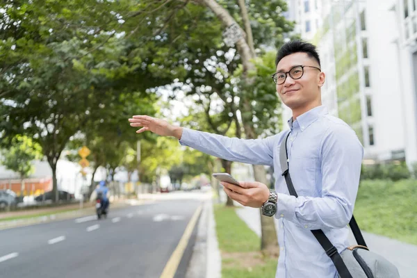 Άντρας Κρατώντας Ένα Κινητό Τηλέφωνο Ενώ Καλείτε Για Μια Βόλτα — Φωτογραφία Αρχείου