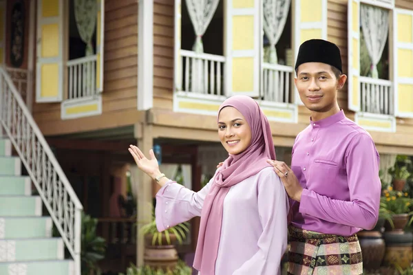 Muslim Keluarga Berdiri Luar Rumah Mereka — Stok Foto