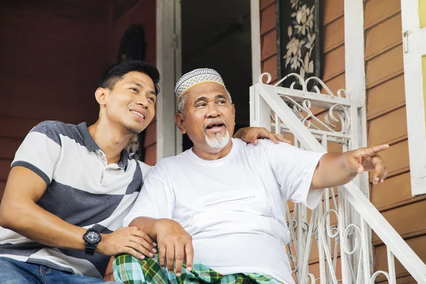 Father Son Chatting Stairs — Stock Photo, Image