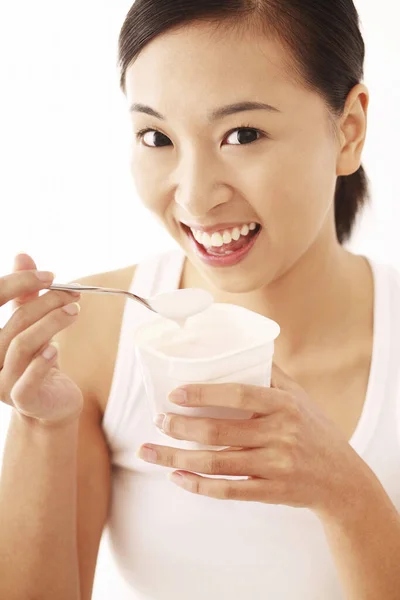 Mujer Disfrutando Del Yogur Primer Plano —  Fotos de Stock