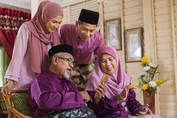 Família Muçulmana Olhando Para Telefone Móvel — Fotografia de Stock