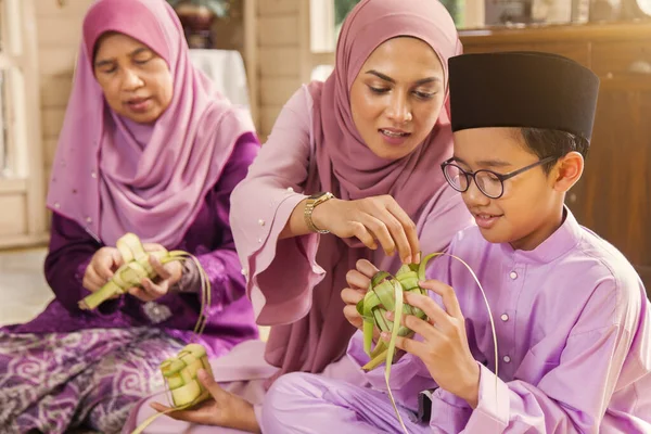 イスラム教徒の家族はケツアーを織って — ストック写真