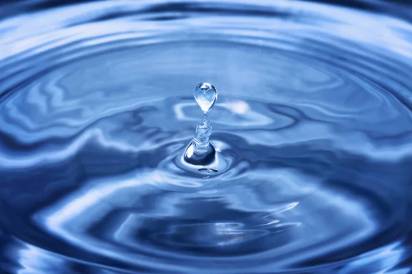 Ein Tropfen Wasser Fällt Ins Wasser — Stockfoto