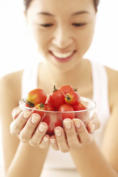 Mujer Sosteniendo Tazón Tomates Cherry — Foto de Stock