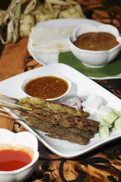 Sate Dengan Saus Kacang Dan Irisan Bawang Dan Mentimun Roti — Stok Foto