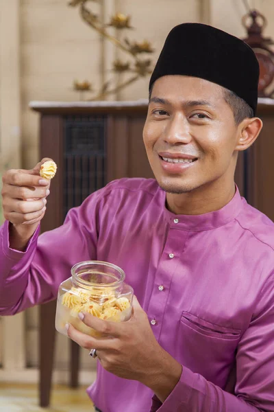 Homem Muçulmano Segurando Biscoito Tradicional Malaio — Fotografia de Stock