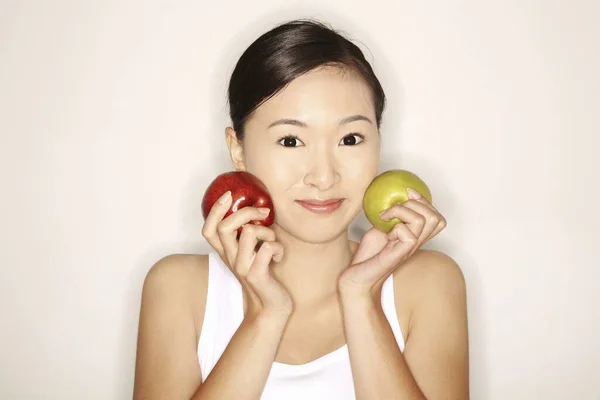 Woman Holding Red Apple Green Apple Each Hand — Stock Photo, Image