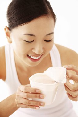 Elinde yoğurt olan bir kadın.