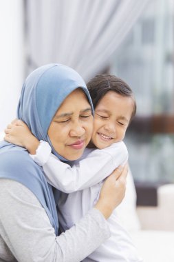 Büyük anne torununa sarılıyor.