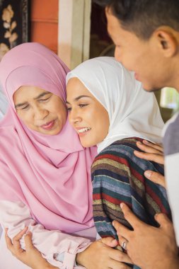 Bayram kutlamaları için eve dönen aile üyeleri.