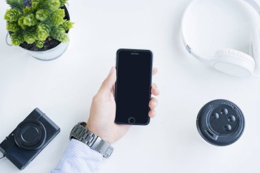 Akıllı telefon tutan adam.