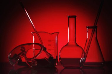 Bilimsel laboratuvar camları ve güvenlik gözlükleri.