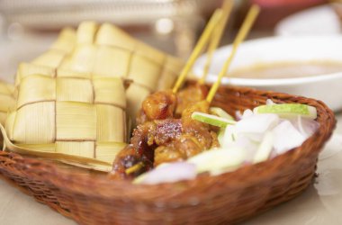 Satay ve ketupat tabağı