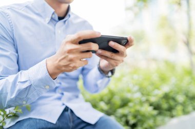 Dışarıda cep telefonu kullanan bir adam.