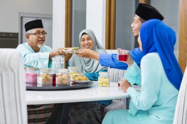 Müslüman aile bayram bayramında ziyafet veriyor