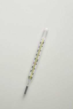 Beyaz arkaplana karşı termometre