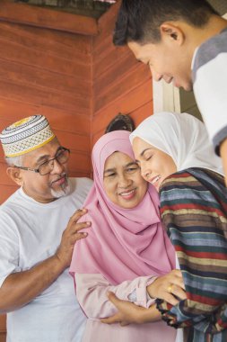 Bayram kutlamaları için eve dönen aile üyeleri.