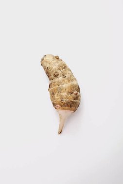 Beyaz arkaplana karşı tatlı patates