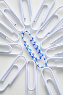 Beyaz arkaplana karşı ataç