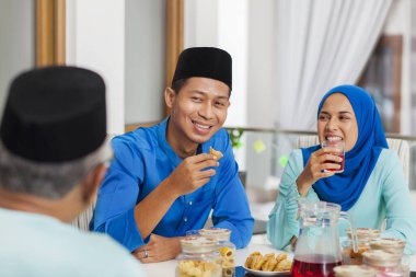 Müslüman aile bayram bayramında ziyafet veriyor