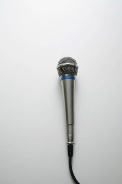 Beyaz arkaplana karşı mikrofon