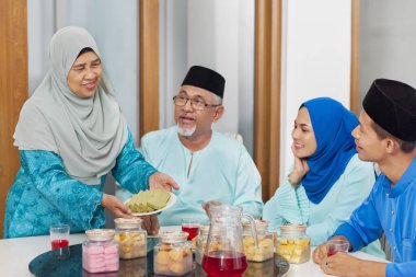 Müslüman aile bayram bayramında ziyafet veriyor