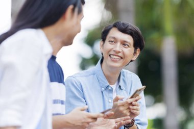 Genç adam arkadaşlarıyla takılıyor.