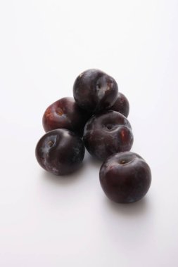 Erikler beyaz arkaplana karşı