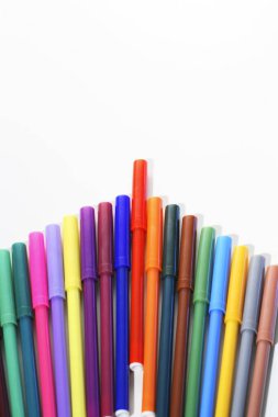 Kalemleri beyaz arkaplanda işaretle