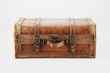 Beyaz arka plana karşı antika sandık