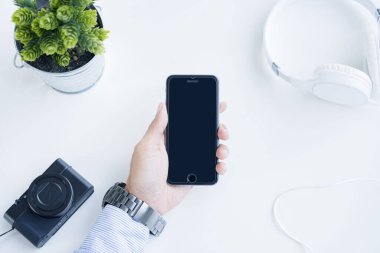 Akıllı telefon tutan adam.