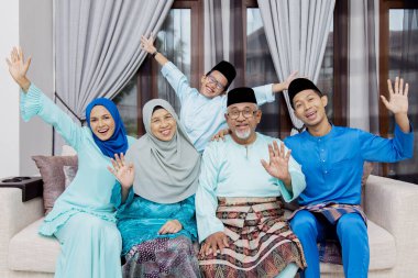Mutlu Müslüman aile fotoğrafı