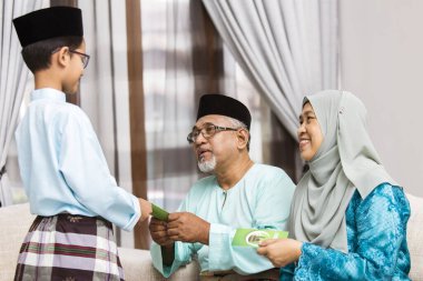 Kurban Bayramı 'nda Müslüman çocuk dedelerinden yeşil zarf alıyor.