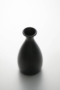 Beyaz arkaplana karşı dekoratif vazo 